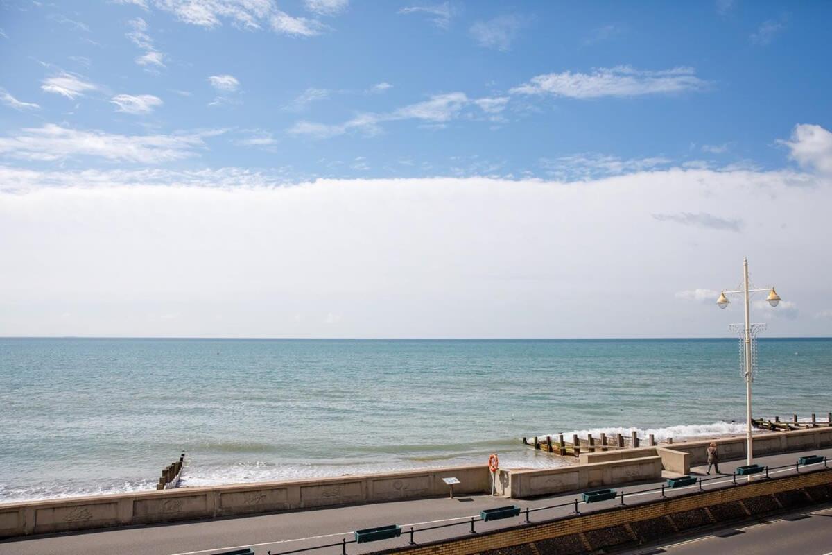 Panoramic Sea Views In Beachfront Apt W Balcony Богнър Реджис Екстериор снимка